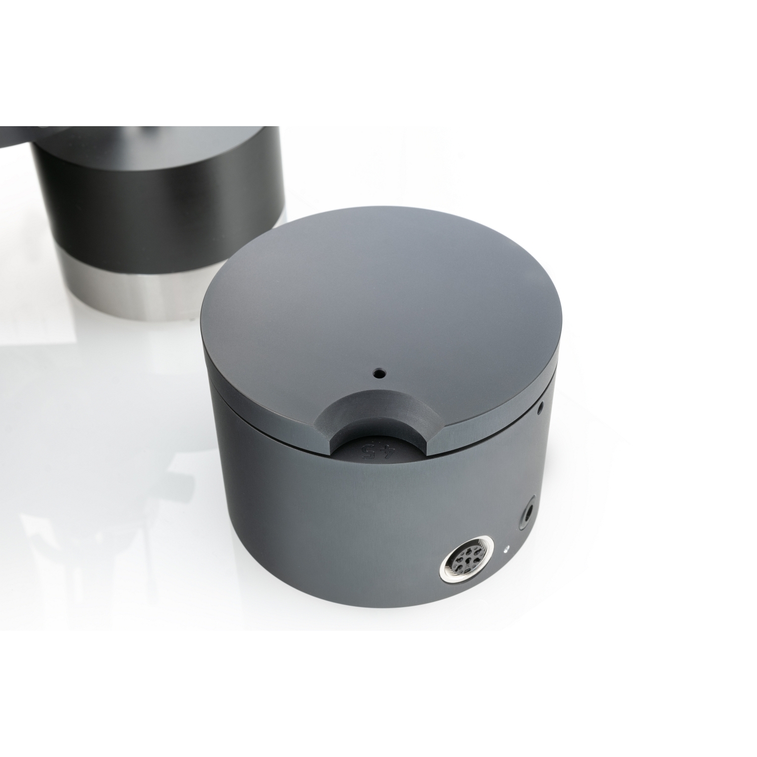KONSTANT EINS BLACK